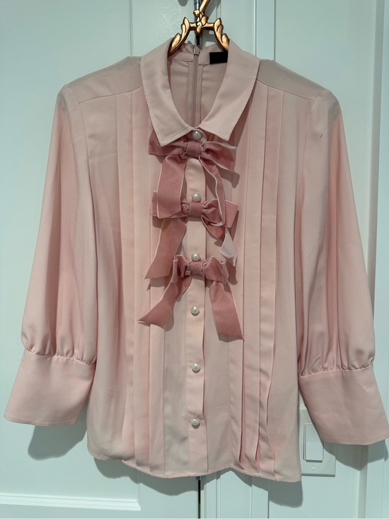 Halogen Tops - Halogen Atlantic Pacific Pink Bow-Front Pleated Blouse with pearl detail. Size M